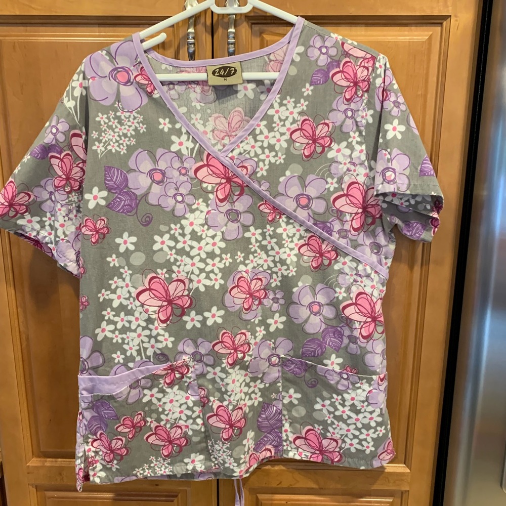 Women’s scrub top
